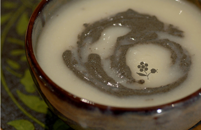 Blanc et noir, noir sur blanc, chou fleur et coulis de sésame noir, un velouté topissime !