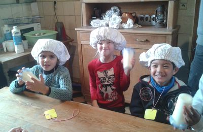 Les enfants de la classe de madame Hélène ont participé à l'atelier beurre. En chantant, c'est encore mieux!