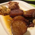 Rôti de porc avec pommes de terre et oignons au vinaigre balsamique