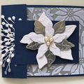 Carte Poinsettia en bleu nuit, blanc et argent