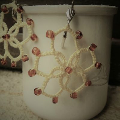 Boucle d'oreille...  (jaune ou rouge?)