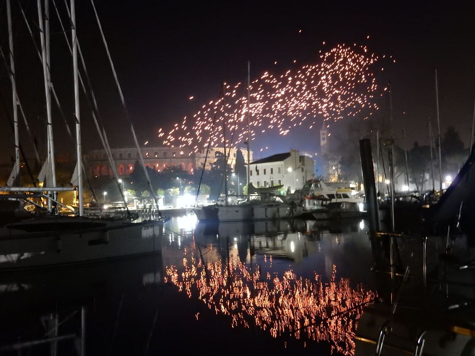 Lâcher de lanternes chinoises devant l'amphithéâtre de Pula, 26 octobre 2019