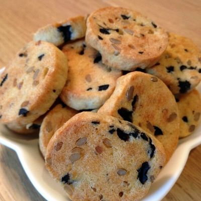 Palets au parmesan, olives noires et graines de tournesol