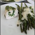 ROULEAUX DE POULET VAPEUR AU PESTO DE ROQUETTE & NOIX, ASPERGES RÔTIES AU PARMESAN