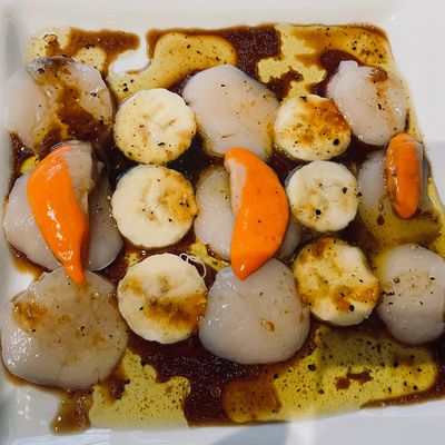 Carpaccio de coquilles Saint-Jacques, banane et yuzu