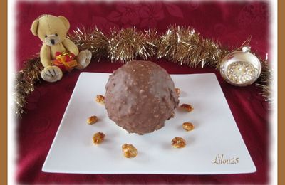 Boule de Noël caramel, cacahuète et chocolat blanc