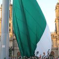 LA RELEVE DU DRAPEAU SUR LE ZOCALO