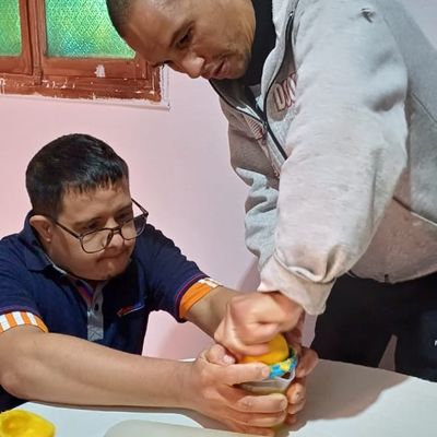 Ils font un cake à l'orange et le dégustent, hier jeudi 18 A-M. au temps d'accueil  à O.T.