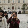 Y'a du spéculaire dans l'air. Quelques élèves chinois dans une carte postale française.