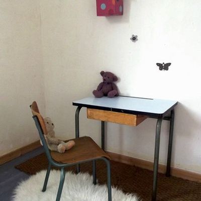  Bureau d'écolier de maternelle et sa chaise au style vintage   