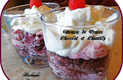 Mousse de fraises, chocolat et chantilly