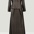 Balenciaga Haute Couture, 1962. Tailleur habillé en shantung brun Van Dyck, blouse brodée par la Maison Rébé