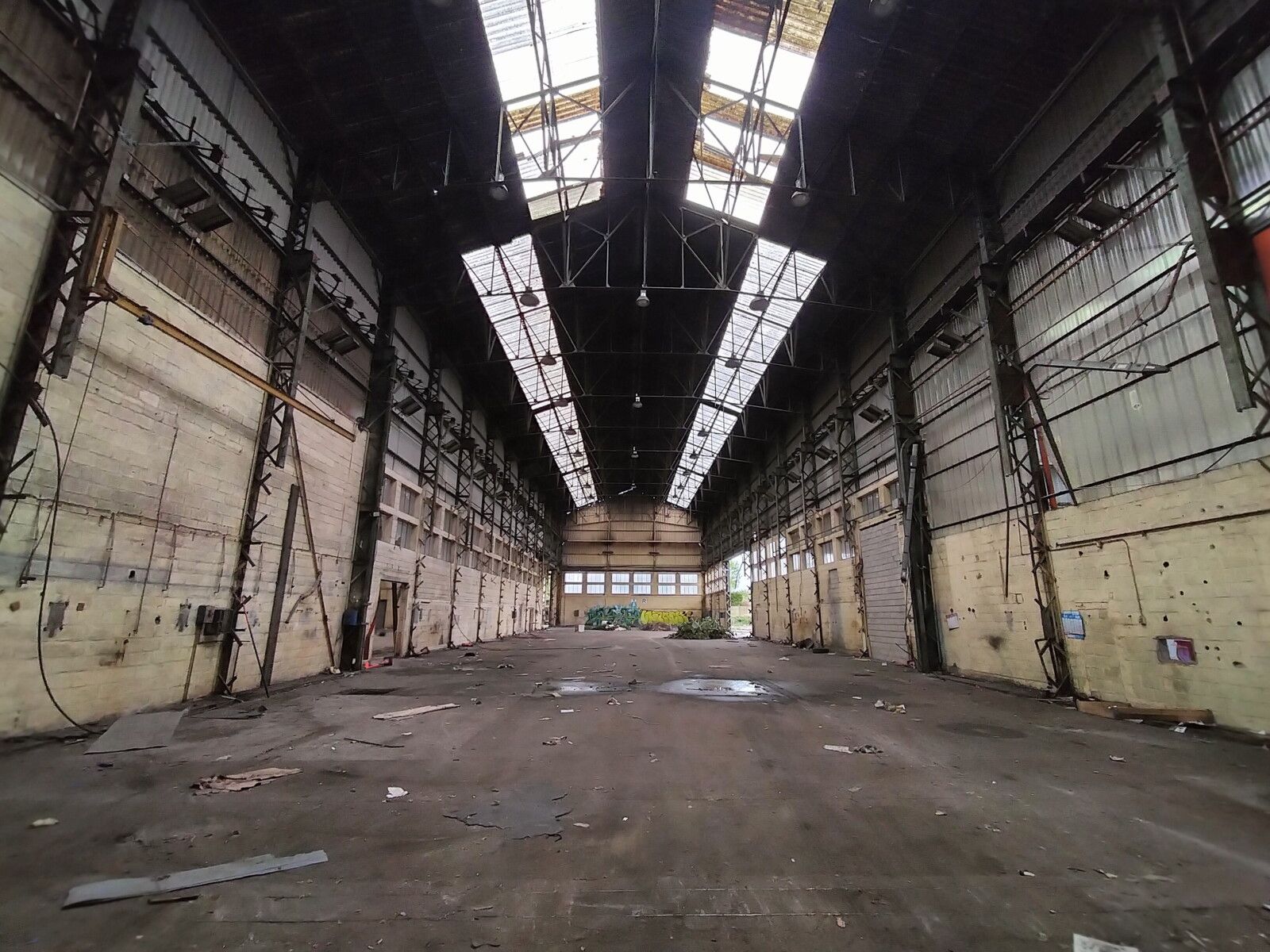 Nevers, usine fermée, hangar (58)