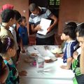 Expérience de pâtisserie pour les enfants et les jeunes accueillis mardi après-midi à Ourika Tadamoune : préparer des Baghrirs