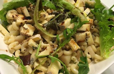 Salade de mesclun, coquillettes, fourme d'ambert et poire poché au sirop cannelle