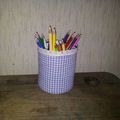 Un bout de vieux vetement, une boite de conserve : un pot a crayons :