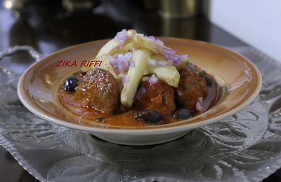 TAJINE DE KEFTA OU GALETTES DE POULET HACHÉ AUX ÉPINARDS ET FROMAGE FRITES EN SAUCE TOMATE À L'AIL