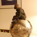 femme sur une boule en raku 