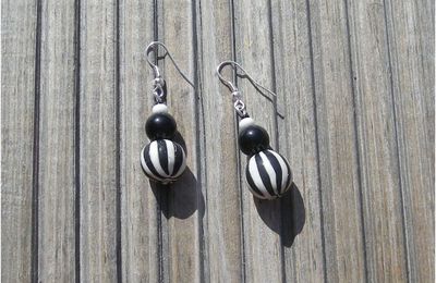 Boucles d'oreilles blanches et noires