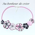 Collier rose et noir sur buna