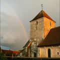 Un arc-en-ciel dans une église