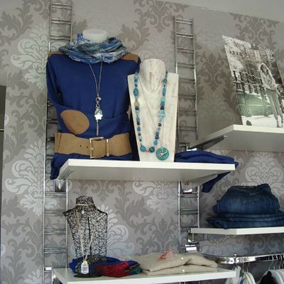 Bijoux dans une Super Boutique en Bord de Mer