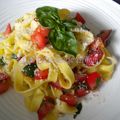 Tagliatelles aux tomates crues, ail et basilic