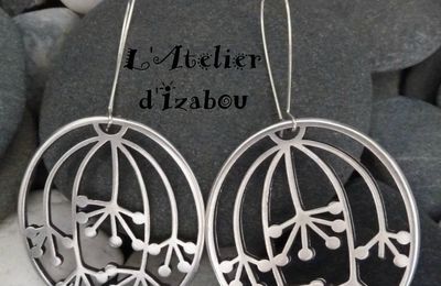 La météo ?! Maussade, alors, restons zen avec ces grandes boucles d'oreilles pendantes en métal argenté et fleur japonaises !