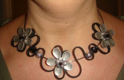 collier 3 fleurs argentées