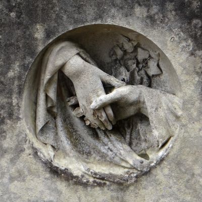 Art funéraire : les mains unies