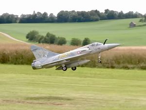 Un Mirage 2000 à turbine  au 1/4