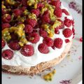 Gateau légèrement meringué aux framboises et aux fruits de la passion