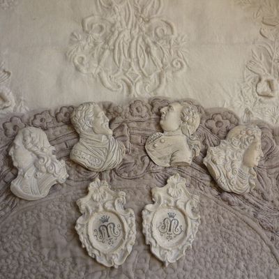 PORTE-COUTEAU MARQUIS ET MEDAILLON MONOGRAMME