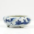 Brûle-parfum tripode en porcelaine décorée en bleu sous couverte, Chine, Période Transition, XVIIe siècle