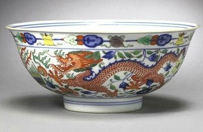 A fine 'wucai' 'dragon and phoenix' bowl, Seal mark and period of Qianlong (1736-1795)