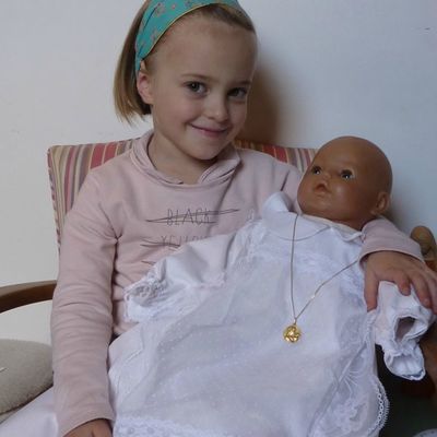 JOUER A LA POUPÉE...