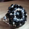 Une bague Zyva toute de noir et gris vêtue