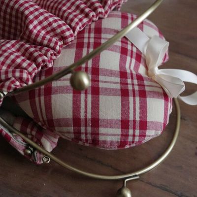 Petit sac molletonné avec fermoir ancien