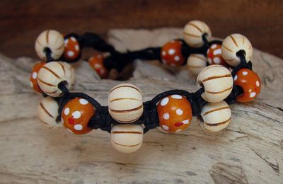 Bracelet macramé et perles en bois fleurs oranges et bois naturel