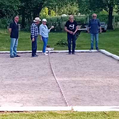 A VOIR : L'album  photos des concours de boules du mois de mai est  en ligne  .