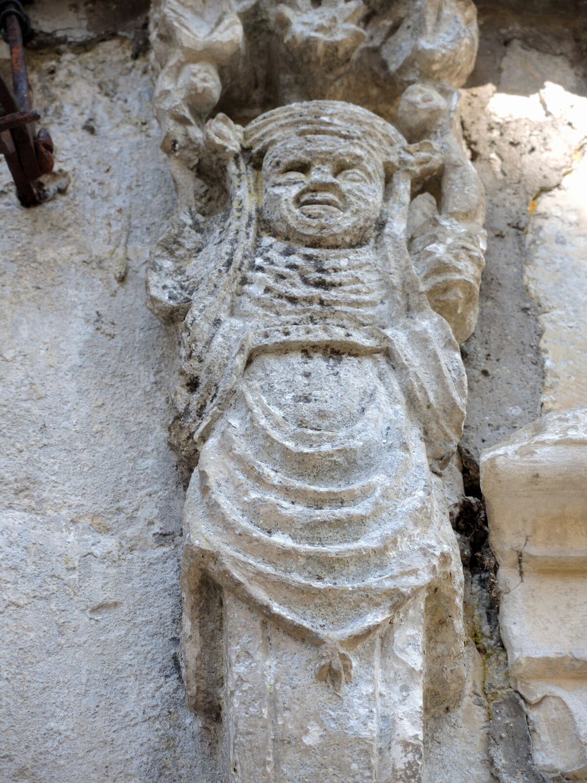 Noyers-sur-Serein, Toison d'or, entrée, sculpture (89)