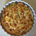 Tarte salée au poulet au curry et tagliatelles de courgettes