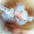 Serre tête headband pour futures mariées romantiques et style bohème dentelle plumes et fleurs