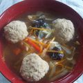 Soupe chinoise aux légumes et aux boulettes de porc et crevettes