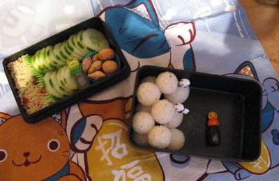 Bento #02 boule de riz, taboulé, concombre, soja, sandwish (rice balls, tabouleh, cucumber, soya sauce, sandwish cute bento)