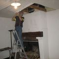 Papi démonte le vieux plafond 