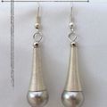 Boucles d'Oreilles Style Tibétain Adria Perle Nacrée Gris Argent du Tibet