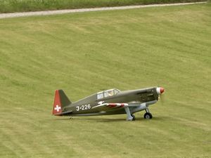DÉCOLLAGE SUR HERBE.