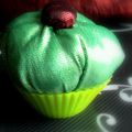 Petit muffin tissu vert surmonté d'une cerise