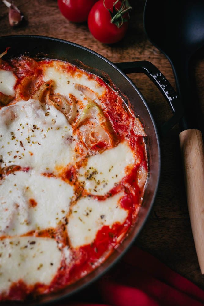 plat familial, pas cher, avec des légumes, plat végétarien, sans viande, gratin de fenouil, tomates, origan, mozzarella, basilic, recette été, méditerranéenne, facile, rapide, poele staub